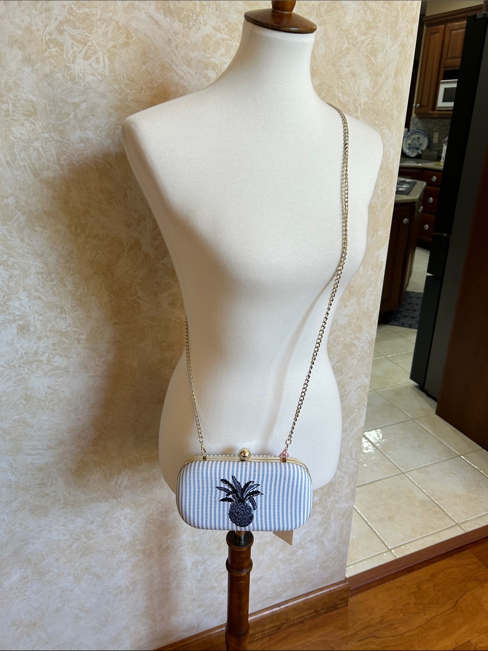 Vineyard Vines Cross Body Clutch - Picture 7 of 8